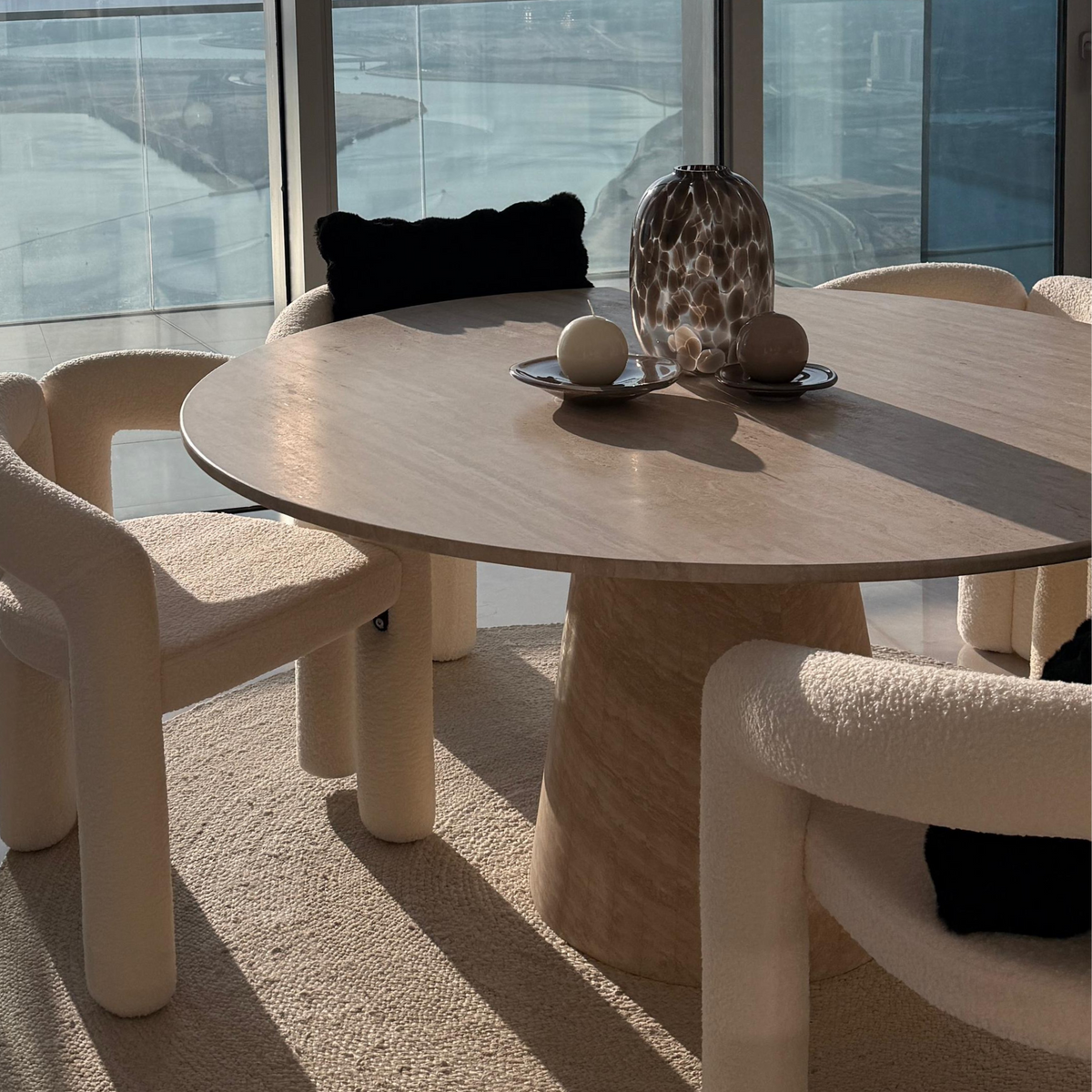 Table à Manger Ronde Wise — Travertin en situation