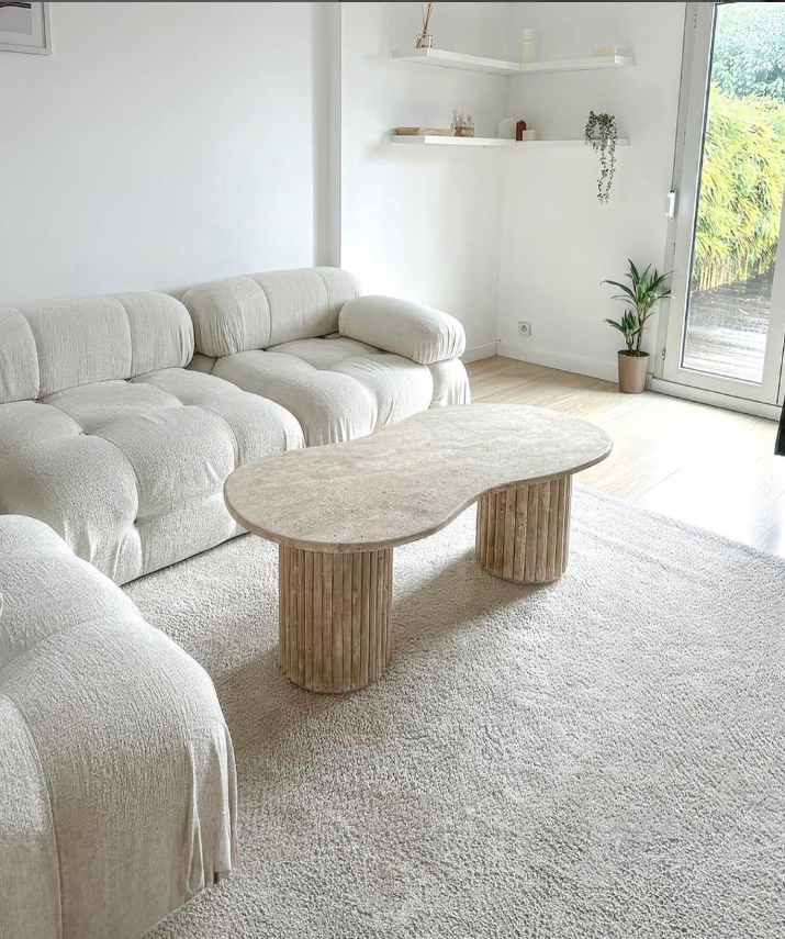 Table Basse Custa — Travertin en situation