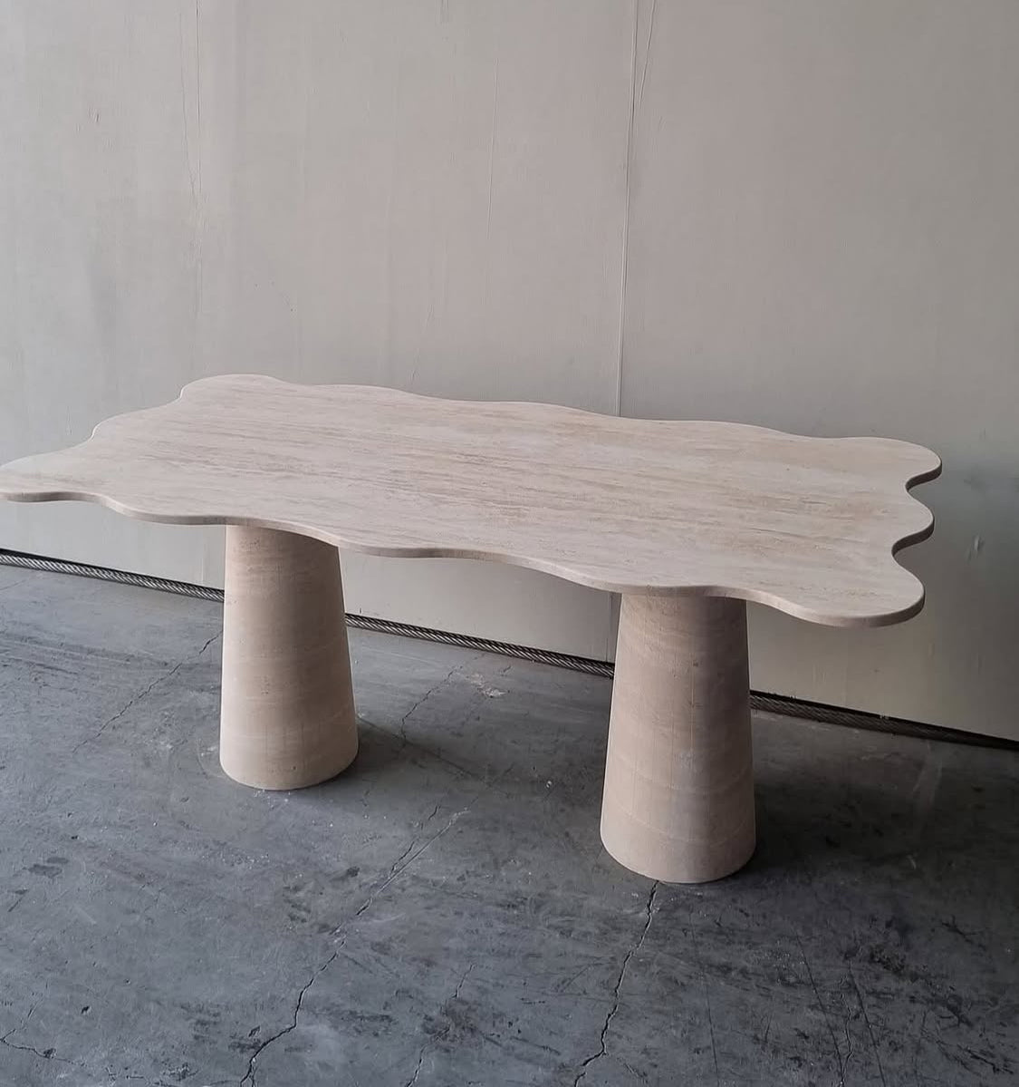 Table Basse Cadao — Travertin en situation