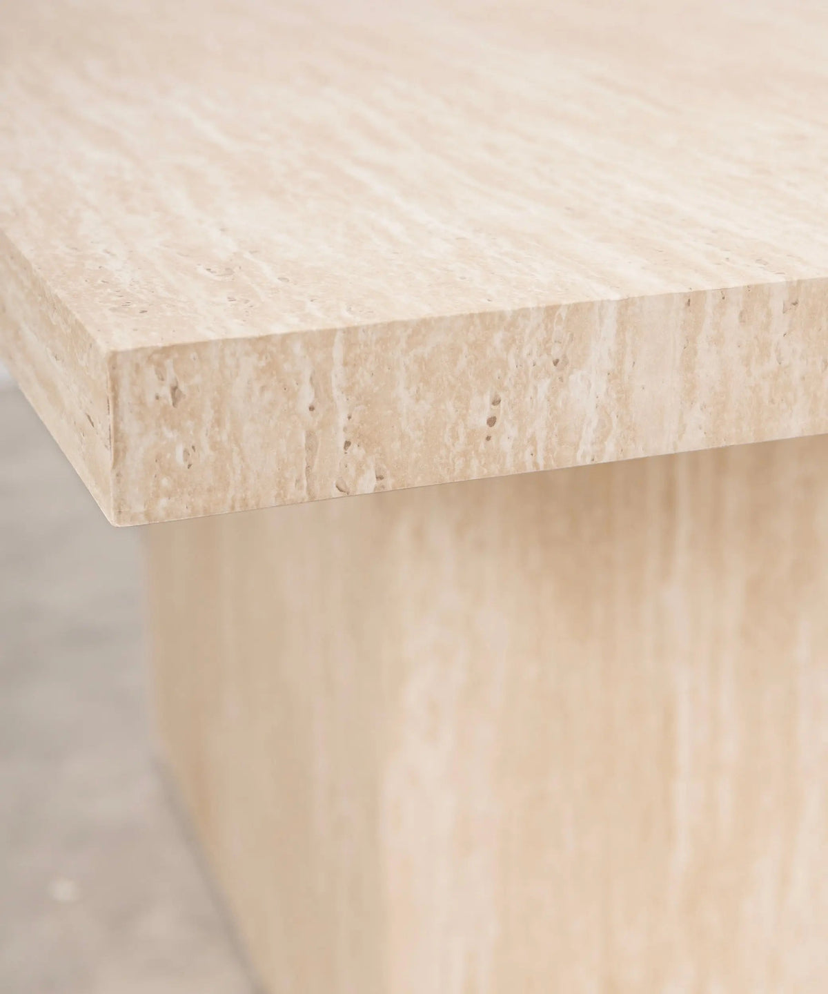 Table à Manger Orvain — Travertin, Dimensions & Finitions