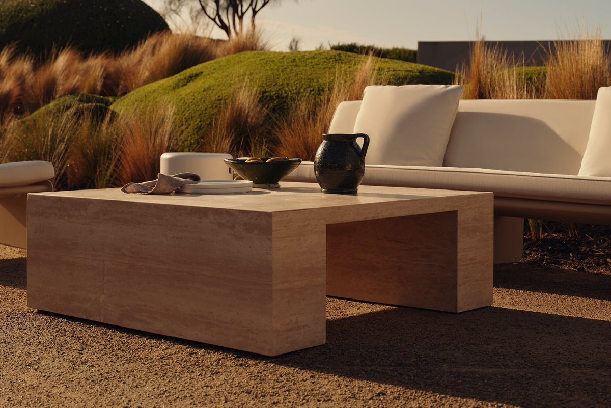 Table Basse Extérieur MCM — Travertin Carrée, détail