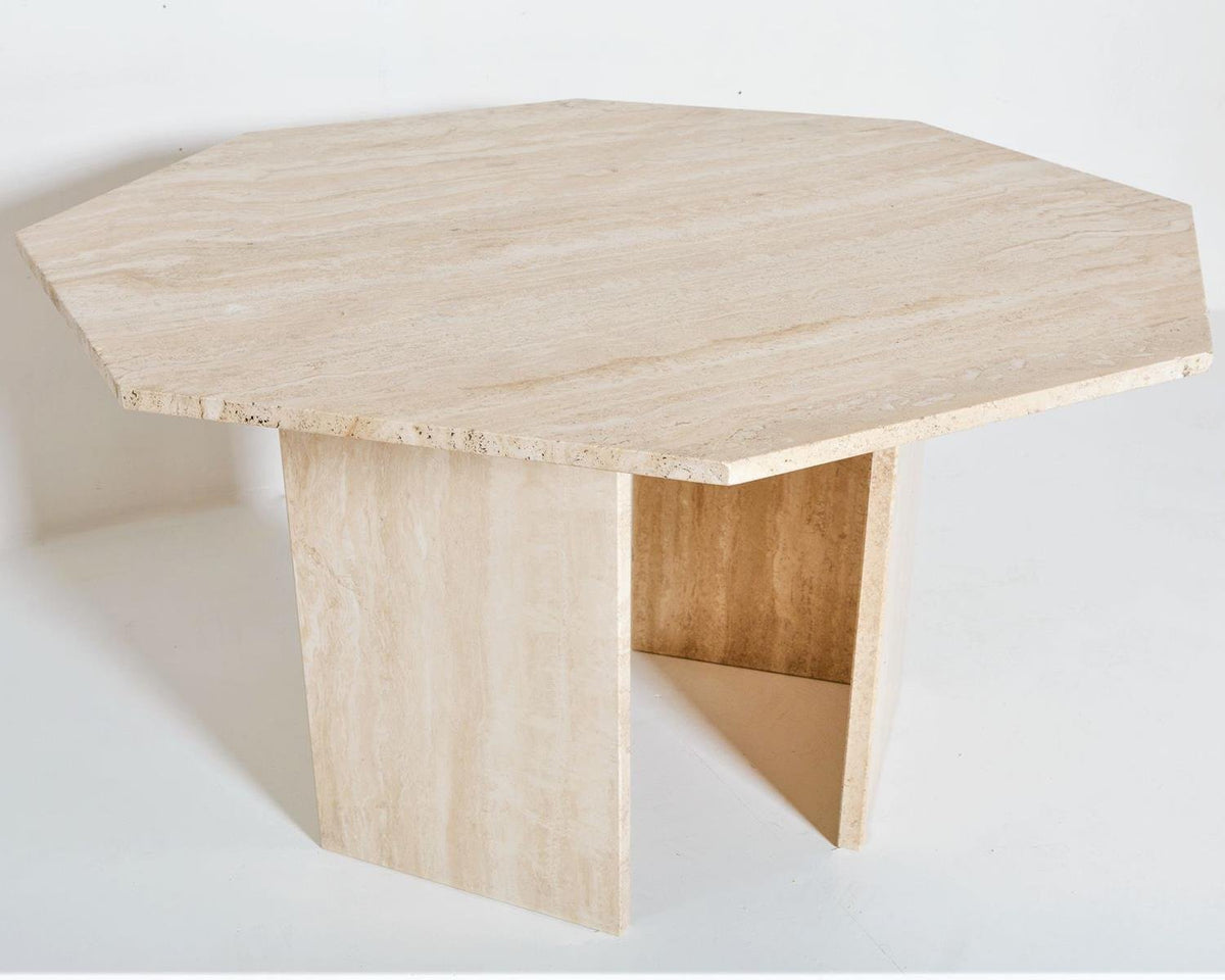 Table Hexagonale Edd — Travertin en situation
