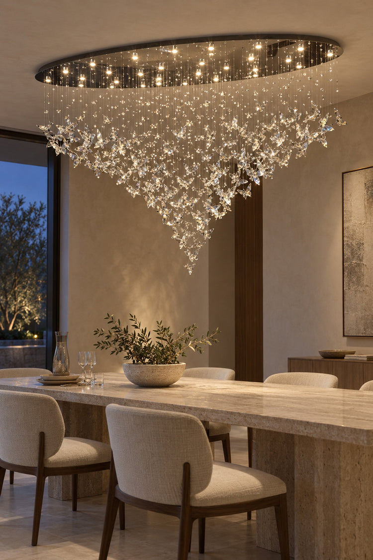 Lustre Farfalla au-dessus d'une table à manger