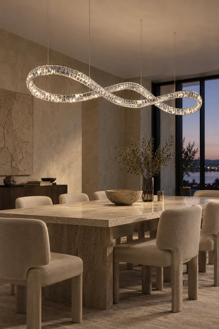Lustre Infinito au-dessus d'une table à manger