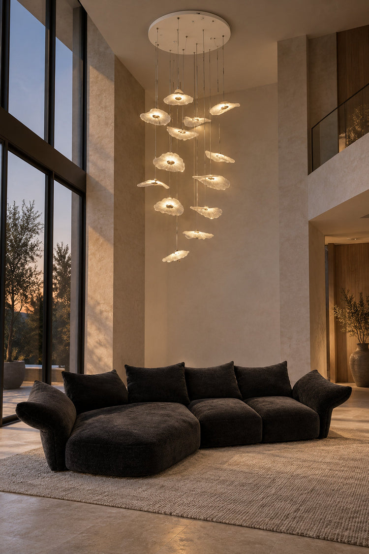 Lustre Ninfea dans un salon en double hauteur
