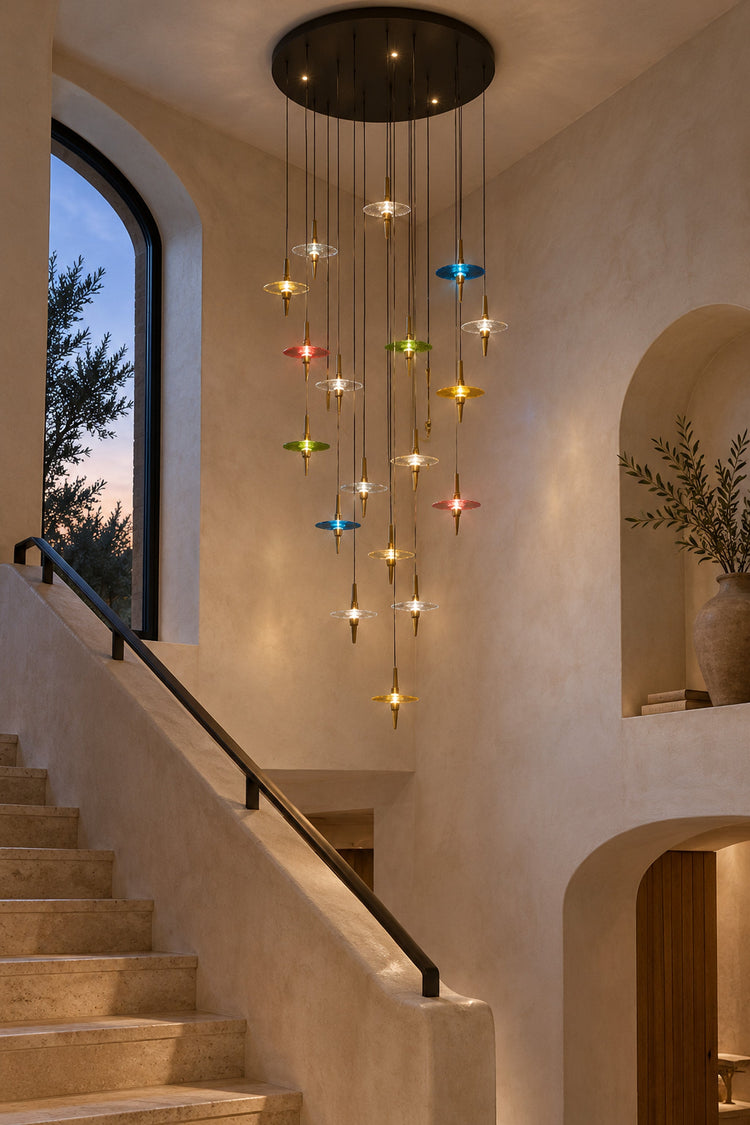 Lustre Saturno dans une cage d'escalier