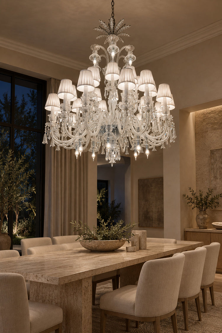 Lustre Versailles au-dessus d'une table à manger