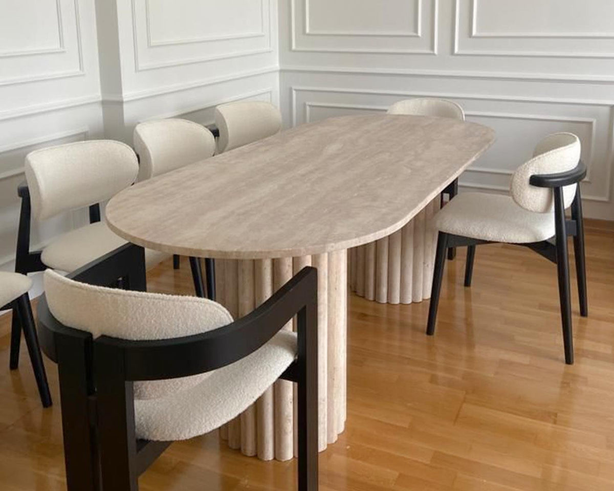 Table Ovale Lizzy — Travertin en situation