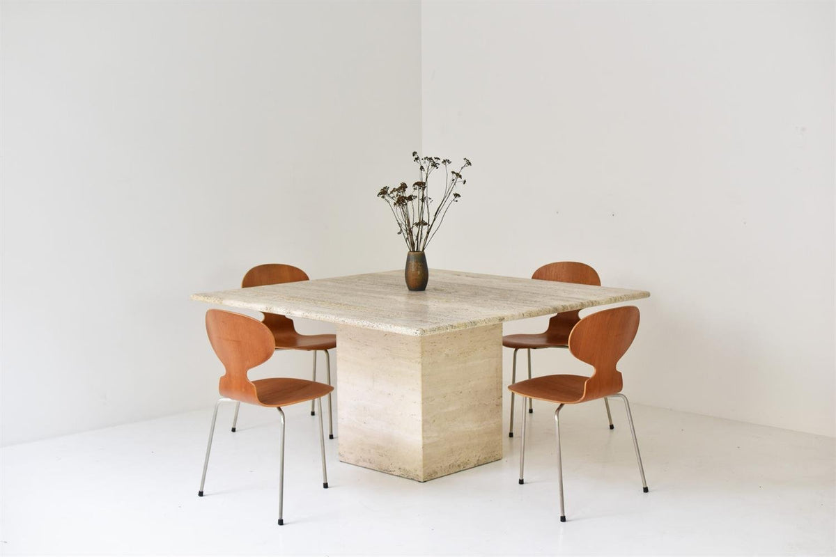 Table Carrée Naomi — Travertin en situation