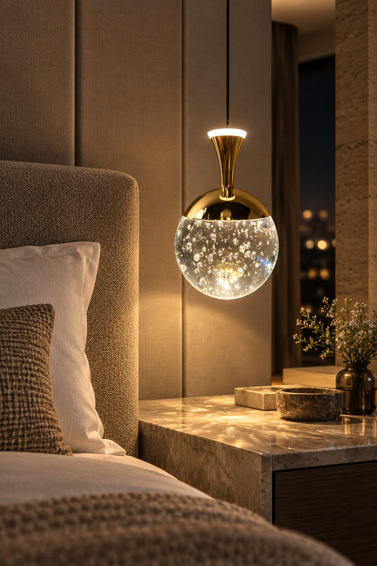Suspension Bolla dorée dans une suite d'hôtel