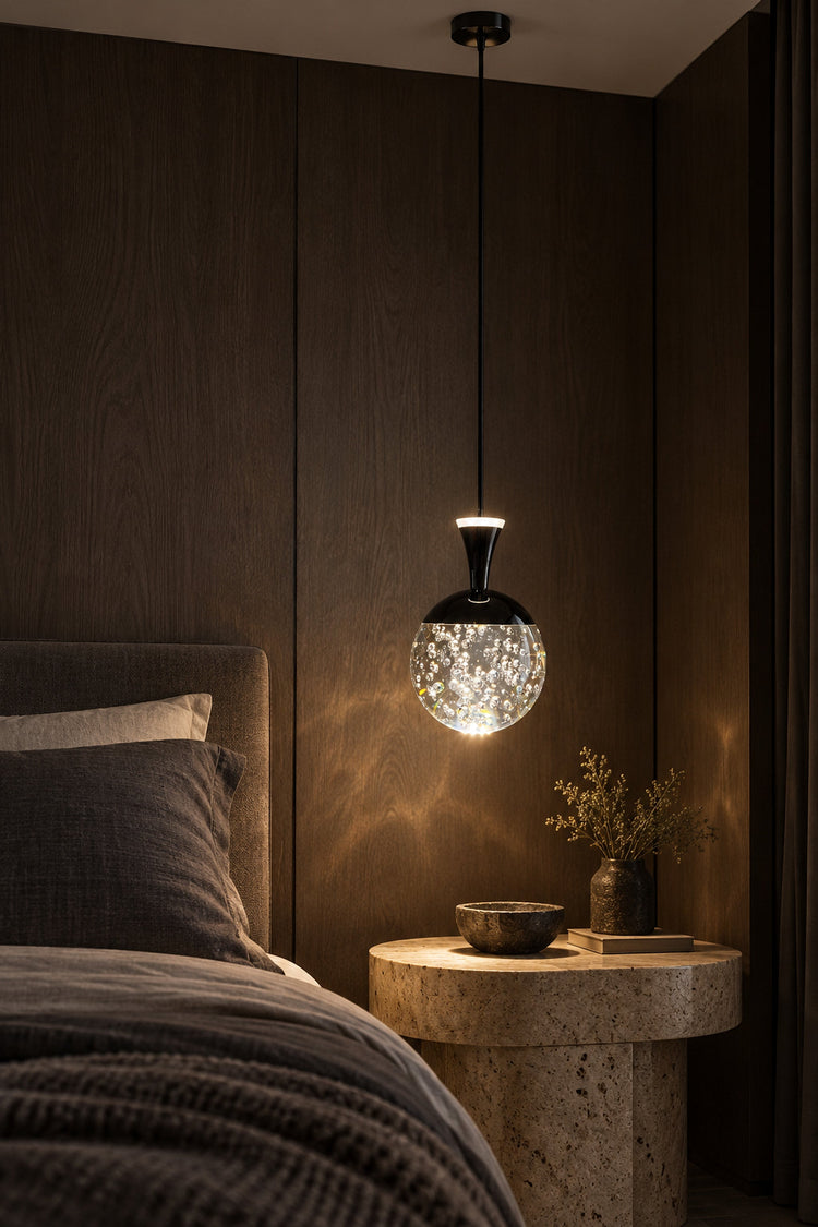 Suspension Bolla noire dans une chambre aux boiseries
