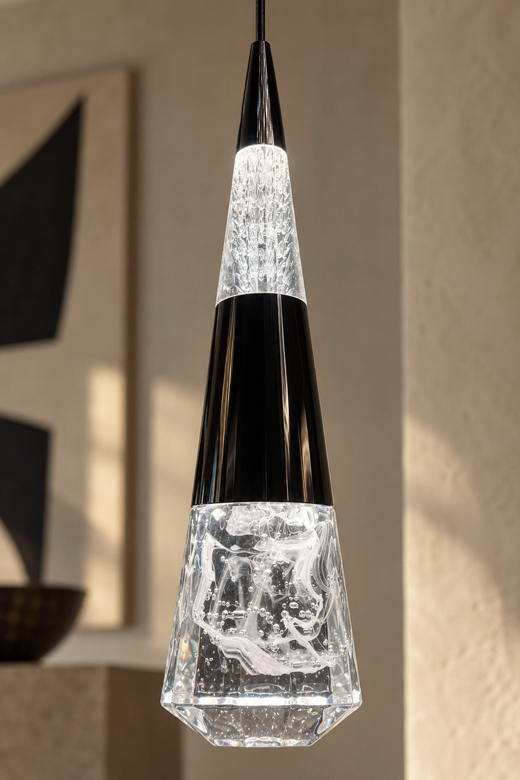 Suspension Cono — détail de la pointe de cristal
