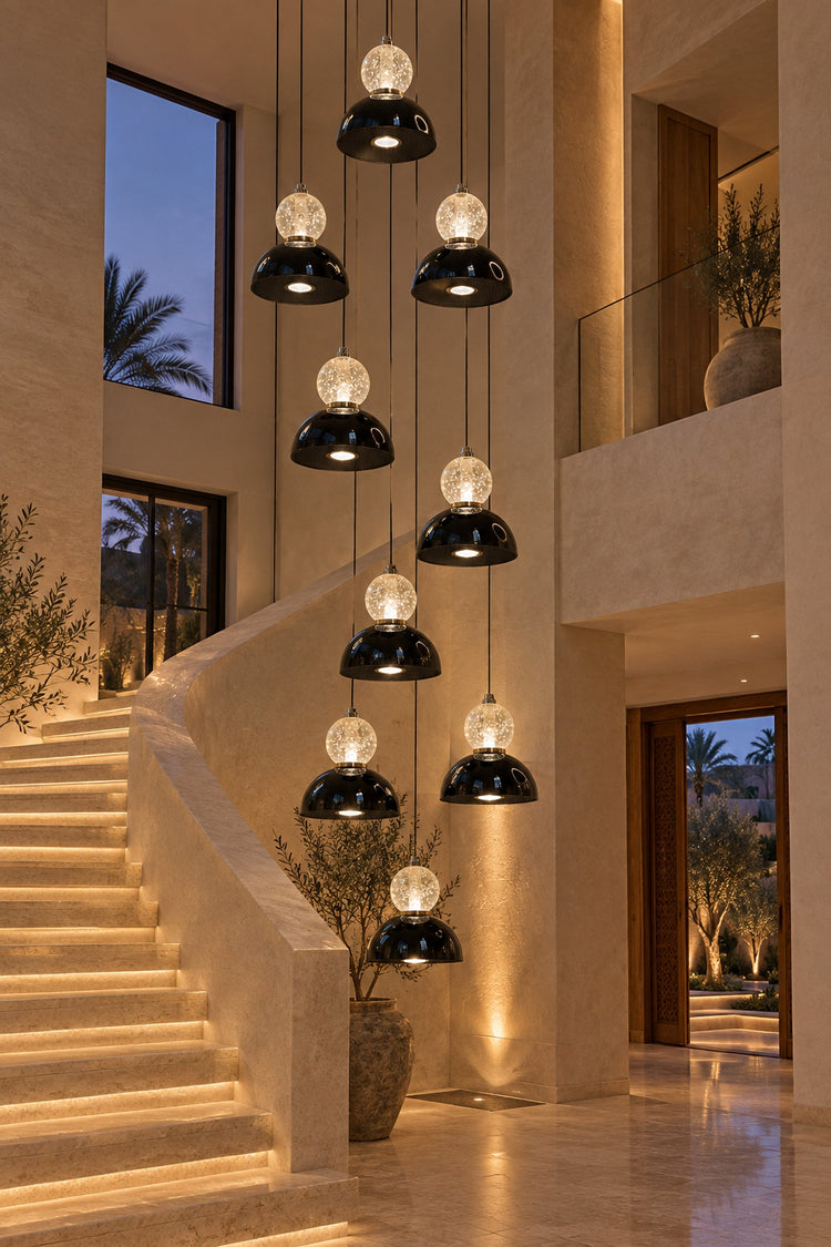 Composition de 10 suspensions Selene dans un escalier en double hauteur
