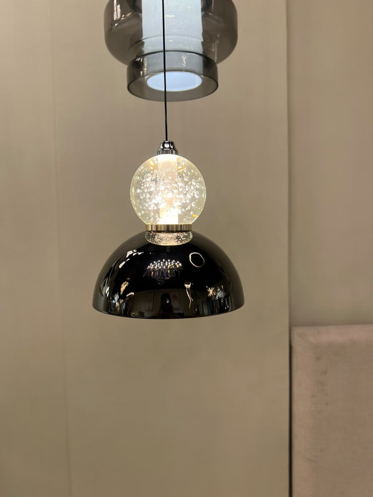 Suspension Selene — photo réelle au showroom
