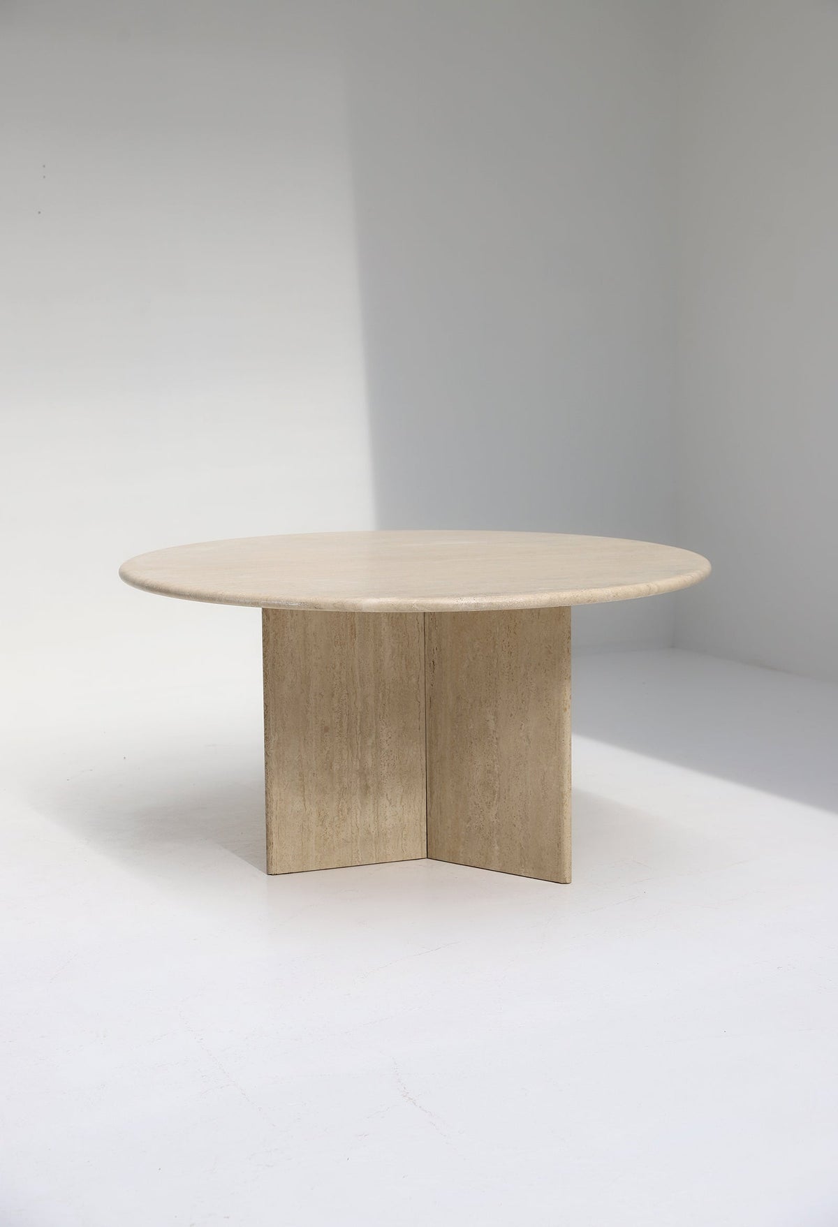 Table à Manger Ronde Dija — Travertin en situation