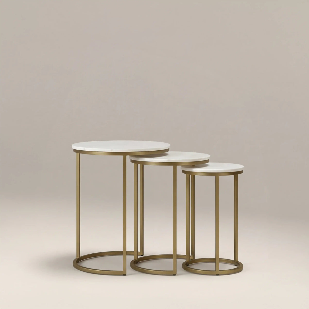 Table d'Appoint Madison — Trio Marbre Blanc & Laiton en situation
